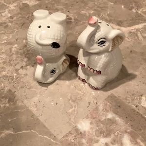 Set of Elephant salt and pepper shakers
